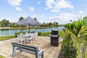 Outdoor dining - 1 Bedroom, 1 Bath Causeway End of Island! (Sanibel)