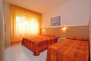 A hotel room with two beds, a painting on the wall, and a window with curtains. - Stylish Flat for a Perfect Getaway in Lignano (Lignano Sabbiadoro)