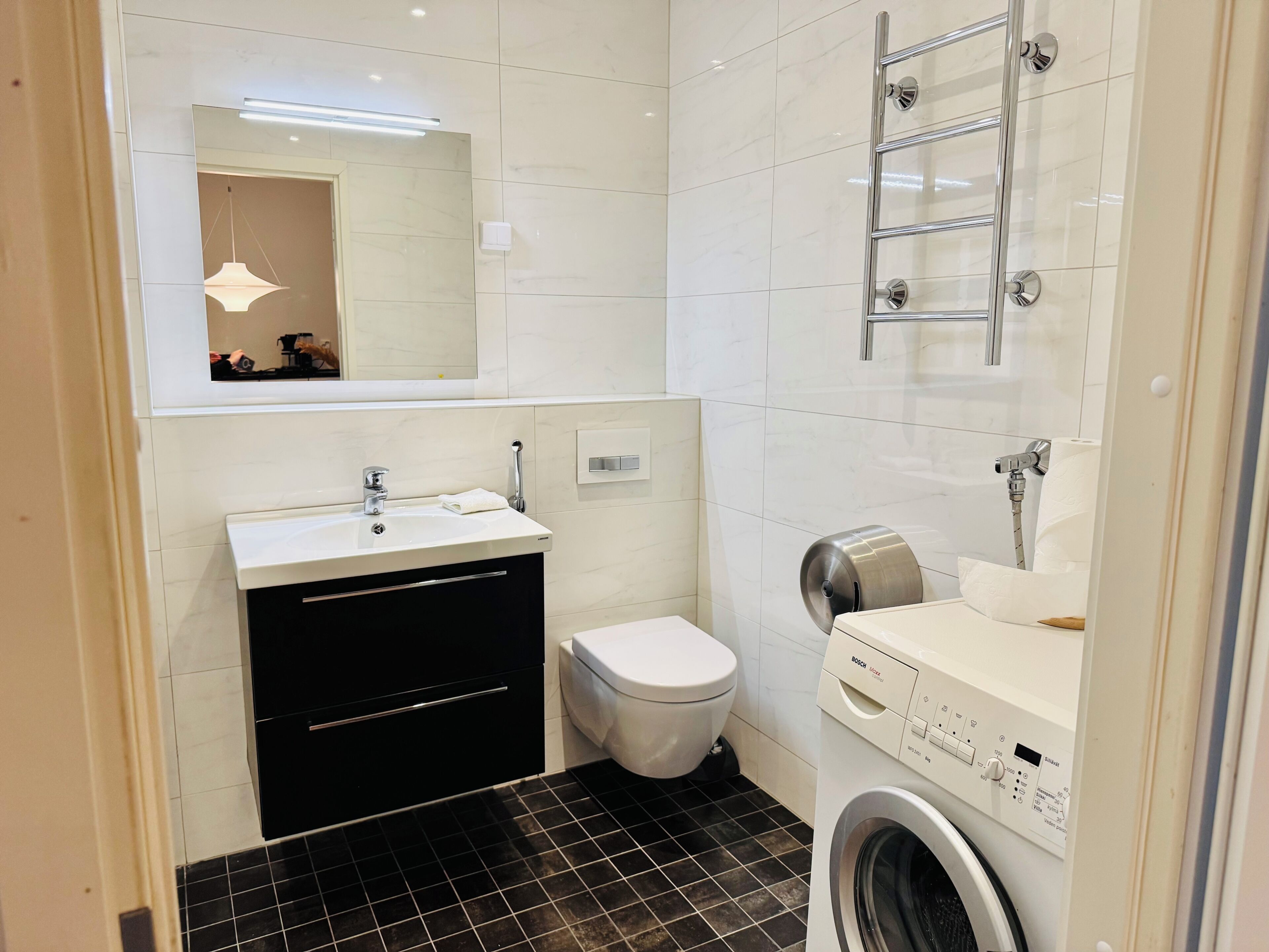 Shower, hair dryer, bidet, towels
