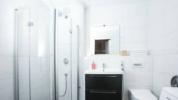 Shower, hair dryer, bidet, towels