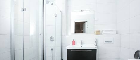 Douche, sĂšche-cheveux, bidet, serviettes fournies