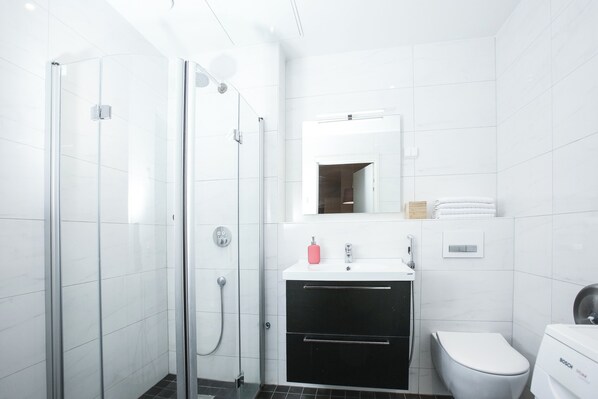 Dusche, Haartrockner, Bidet, Handtücher