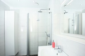 Douche, sèche-cheveux, bidet, serviettes fournies