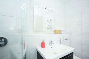 Douche, sèche-cheveux, bidet, serviettes fournies