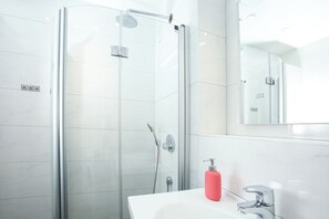 Douche, sèche-cheveux, bidet, serviettes fournies