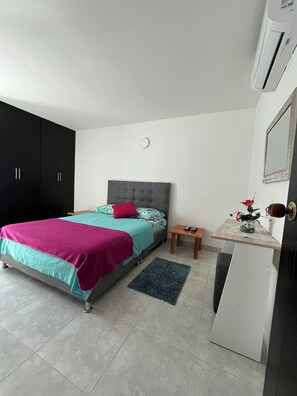 2 bedrooms, internet, bed sheets