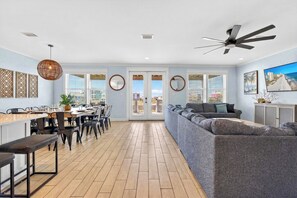 Smart TV, video games, DVD player, books - Huge Beachhouse w/ Private pool - walk to beach (gulf shores)