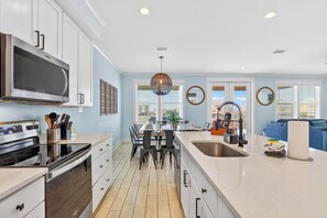 Fridge, microwave, oven, stovetop - Huge Beachhouse w/ Private pool - walk to beach (gulf shores)