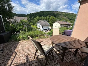 Outdoor dining - Studio Apartment 'Frühstücken in Naturidylle Bad Orb' with Private Terrace, Private Garden and Wi-Fi (Bad Orb)