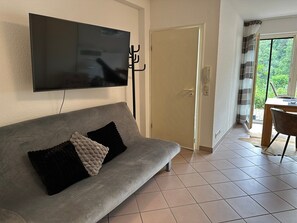 TV - Studio Apartment 'Frühstücken in Naturidylle Bad Orb' with Private Terrace, Private Garden and Wi-Fi (Bad Orb)