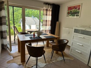 Dining - Studio Apartment 'Frühstücken in Naturidylle Bad Orb' with Private Terrace, Private Garden and Wi-Fi (Bad Orb)