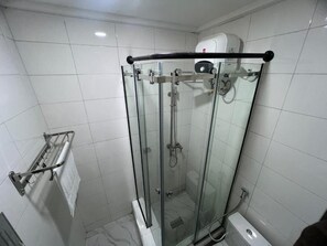 Habitación Deluxe, balcón, vistas a la ciudad | Baño | Artículos de higiene personal gratuitos, secador de pelo y toallas
