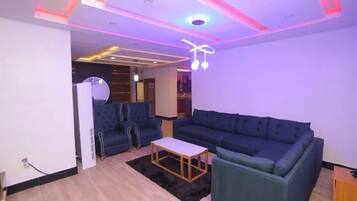 Chambre Deluxe, balcon, vue ville | Coin séjour