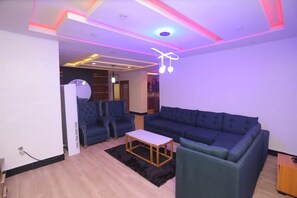 豪華客房, 陽台, 城市景觀 | 起居區