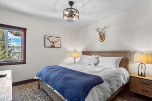2 bedrooms, iron/ironing board, travel cot, WiFi - Remodeled Condo, Ski in/out with Hot Tub, Spa, Gym (Breckenridge)