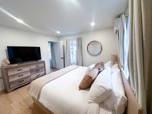 2 bedrooms, desk, iron/ironing board, travel cot - Stylish 2BR in Historic Leesburg | Patio, Fire Pit, Parking + Walk Everywhere (Leesburg)