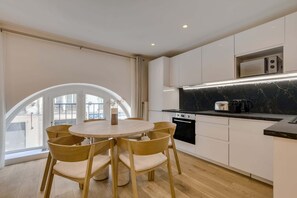 Fridge, microwave, dishwasher, coffee/tea maker - A Cosy 2-Br/2BA Duplex - Louvre/Rivoli (Paris)