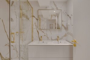 Hair dryer, towels, shampoo - A Cosy 2-Br/2BA Duplex - Louvre/Rivoli (Paris)
