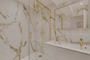 Een haardroger, handdoeken, shampoo
