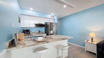 Condo, 1 Queen Bed with Sofa bed (Harbor House 26) | Private kitchen