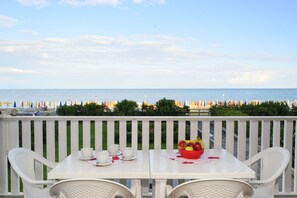 Balcony - Equipped Flat With Garden and Pool (Lignano Sabbiadoro)