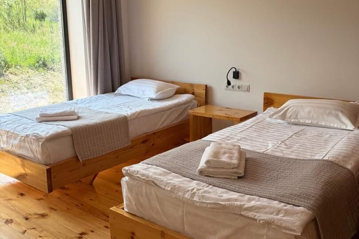 Classic Twin Room, Mountain View | WiFi (free)