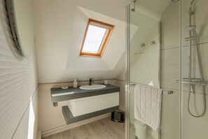 Douche, sèche-cheveux, serviettes fournies