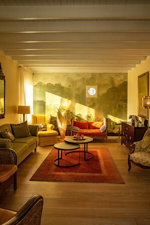 TV, fireplace