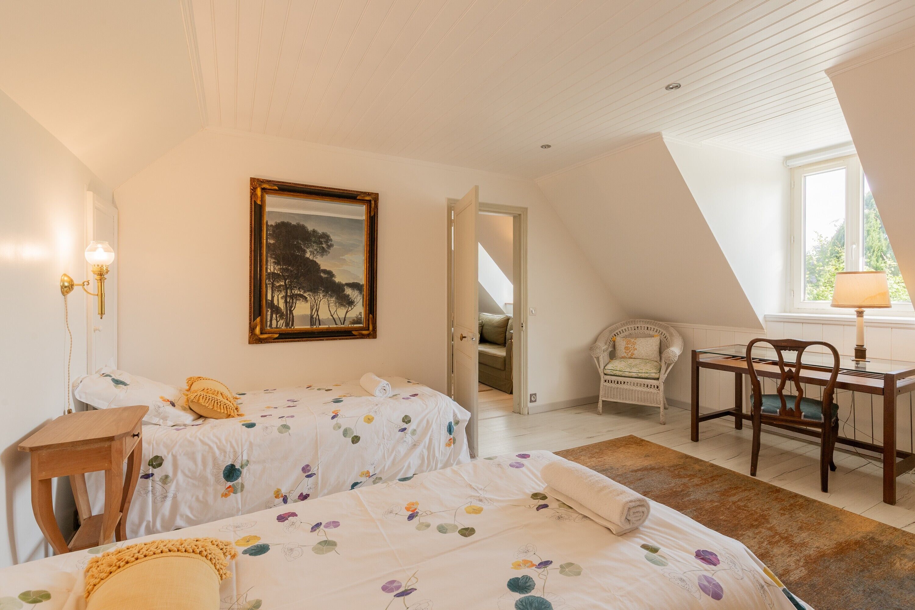 4 habitaciones, tabla de planchar con plancha, wifi y ropa de cama 