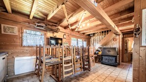 Ein Holzinterieur mit Kamin, Holzmöbeln und einem Fernseher.