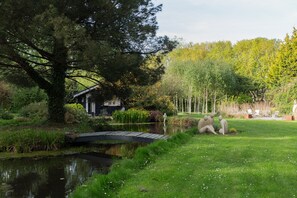 Property grounds - Holiday Home “La Maison Rouge” with Shared Terrace and Private Garden (La Chapelle-sur-Dun)