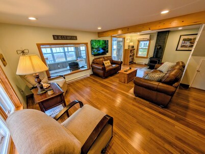 Lakefront Retreat - Idyle Acre - East Lake NS