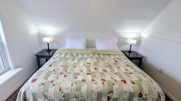 2 bedrooms, desk, WiFi, bed sheets