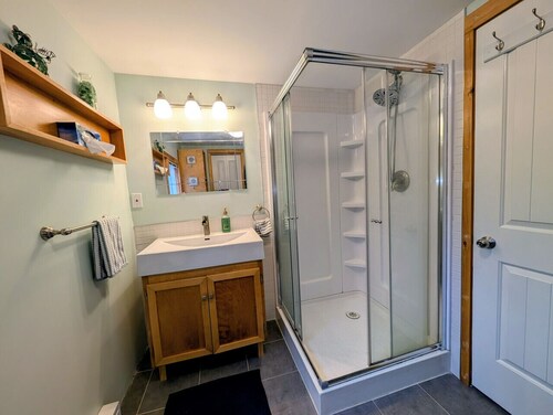 Lakefront Retreat - Idyle Acre - East Lake NS