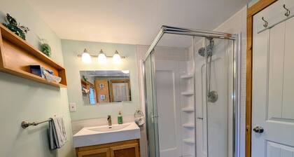 Lakefront Retreat - Idyle Acre - East Lake NS