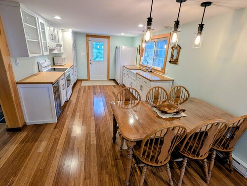 Lakefront Retreat - Idyle Acre - East Lake NS