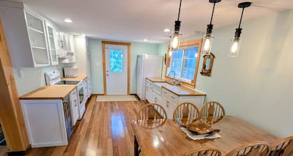 Lakefront Retreat - Idyle Acre - East Lake NS