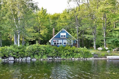 Lakefront Retreat - Idyle Acre - East Lake NS