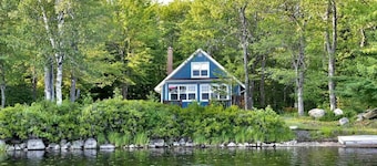 Lakefront Retreat - Idyle Acre - East Lake NS