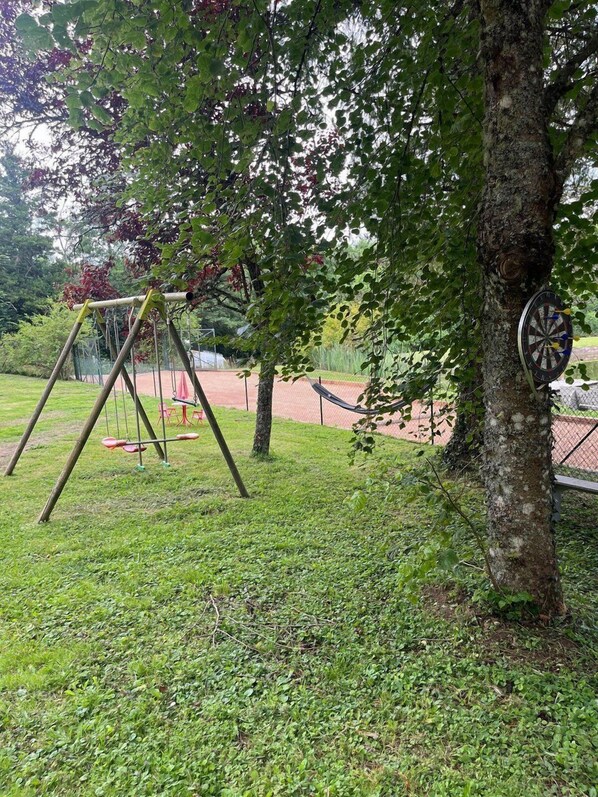 Children's area - Chalet and pond, exclusively for your private use. (Manzat)