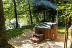Outdoor spa tub - Chalet and pond, exclusively for your private use. (Manzat)