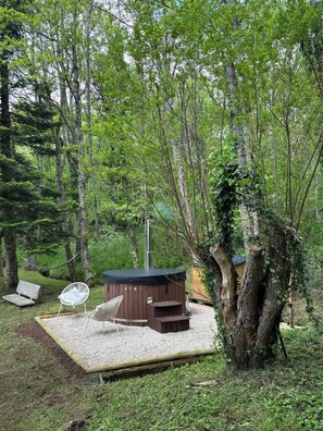 Outdoor spa tub - Chalet and pond, exclusively for your private use. (Manzat)