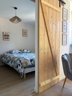 Room - Chalet and pond, exclusively for your private use. (Manzat)