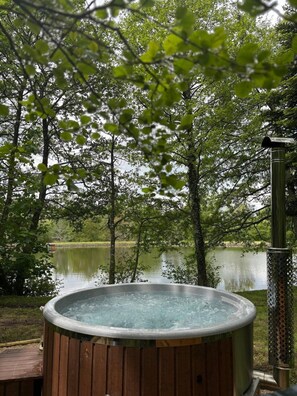 Outdoor spa tub - Chalet and pond, exclusively for your private use. (Manzat)