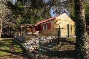 Exterior - Chalet and pond, exclusively for your private use. (Manzat)