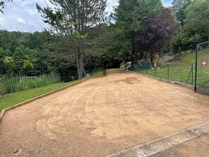 Property grounds - Chalet and pond, exclusively for your private use. (Manzat)