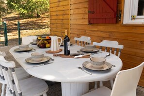 Outdoor dining - Chalet and pond, exclusively for your private use. (Manzat)