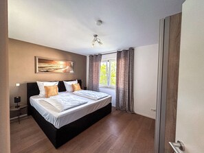 3 bedrooms, iron/ironing board, WiFi, bed sheets