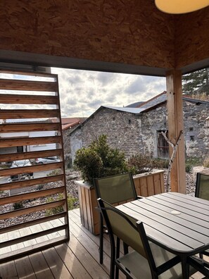 Outdoor dining - Charming eco-lodge in the heart of a wooded area (Enval)