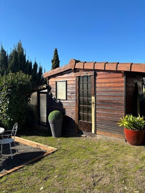 Outdoor dining - House with Private Jacuzzi & Garden – Sleeps 5 (Enval)